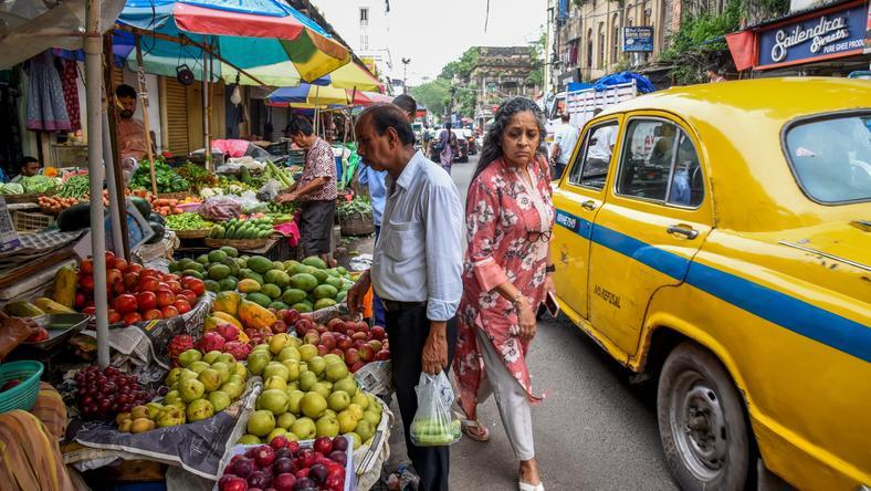每分钟售出1亿美元:印度卢比保卫战